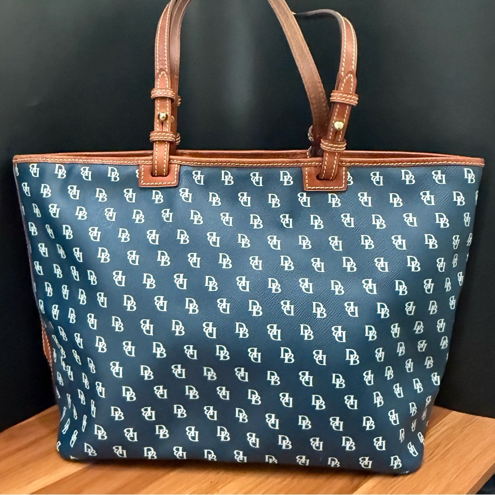 Dooney & Bourke Gretta Leisure Signature Monogram Navy Coated Canvas Large Tote - Picture 2 of 16